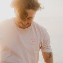 Lade das Bild in den Galerie-Viewer, Sea Sun Surf Life T-Shirt - Misty Pink