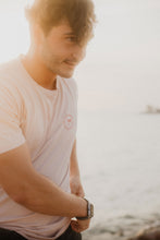 Lade das Bild in den Galerie-Viewer, Sea Sun Surf Life T-Shirt - Misty Pink